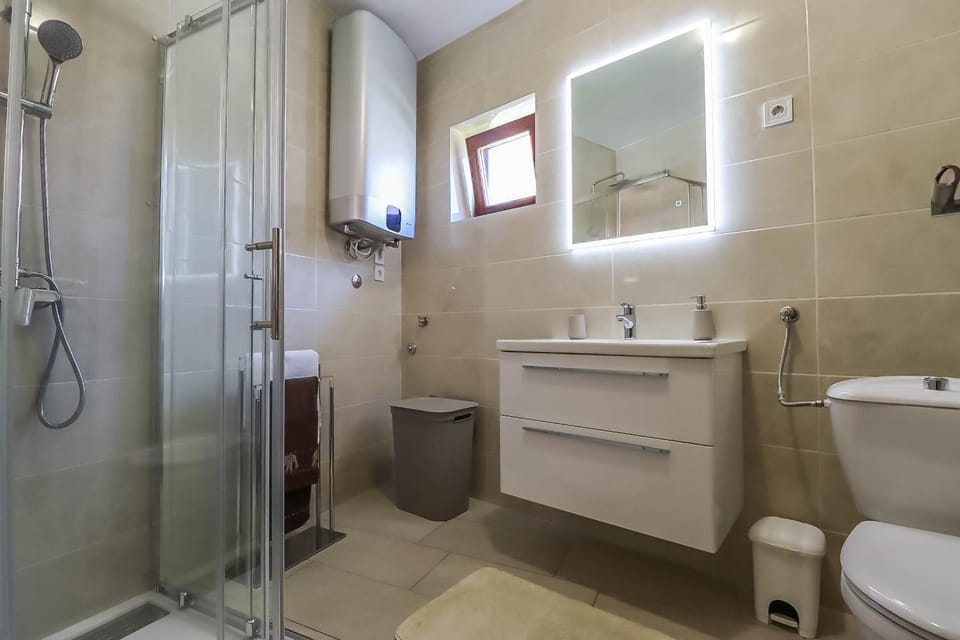 Shower, Toilet, Bathroom, towels