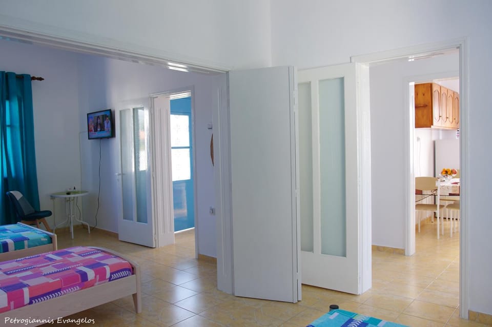 Bed, TV and multimedia, Bedroom, wardrobe