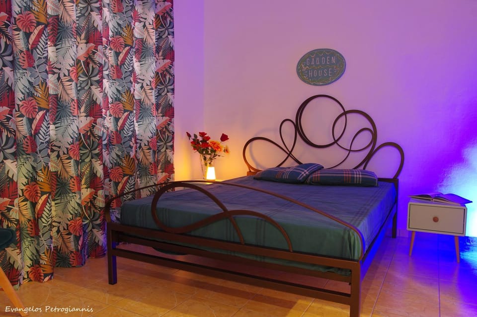 Photo of the whole room, Bedroom, Garden view