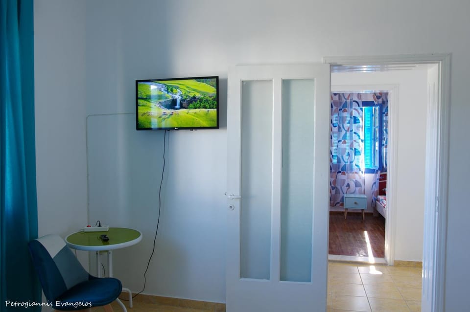 Bed, TV and multimedia, Evening entertainment, Bedroom