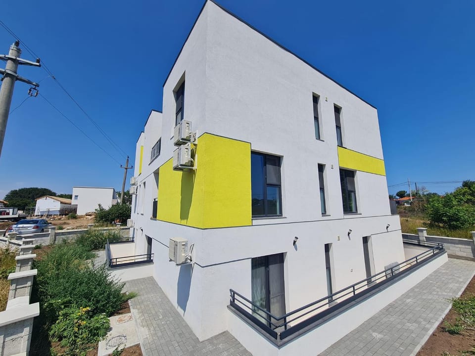 Property building, Neighbourhood, Location