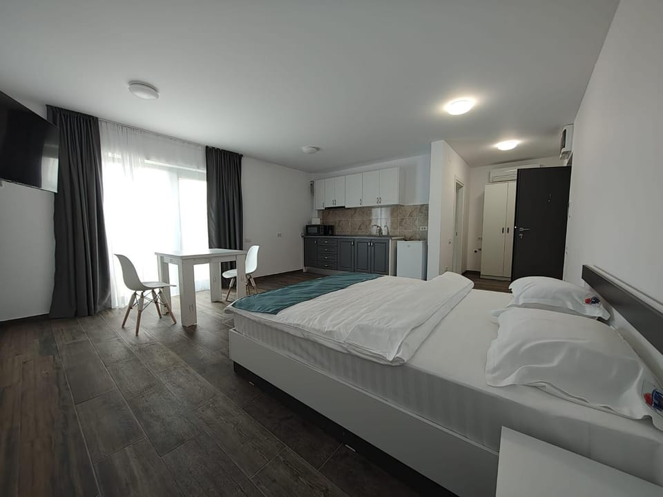 Bed, Kitchen or kitchenette, Photo of the whole room, Dining area, Bedroom