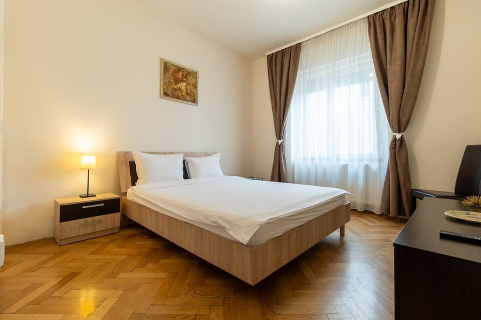 Bed, TV and multimedia, Photo of the whole room, Bedroom