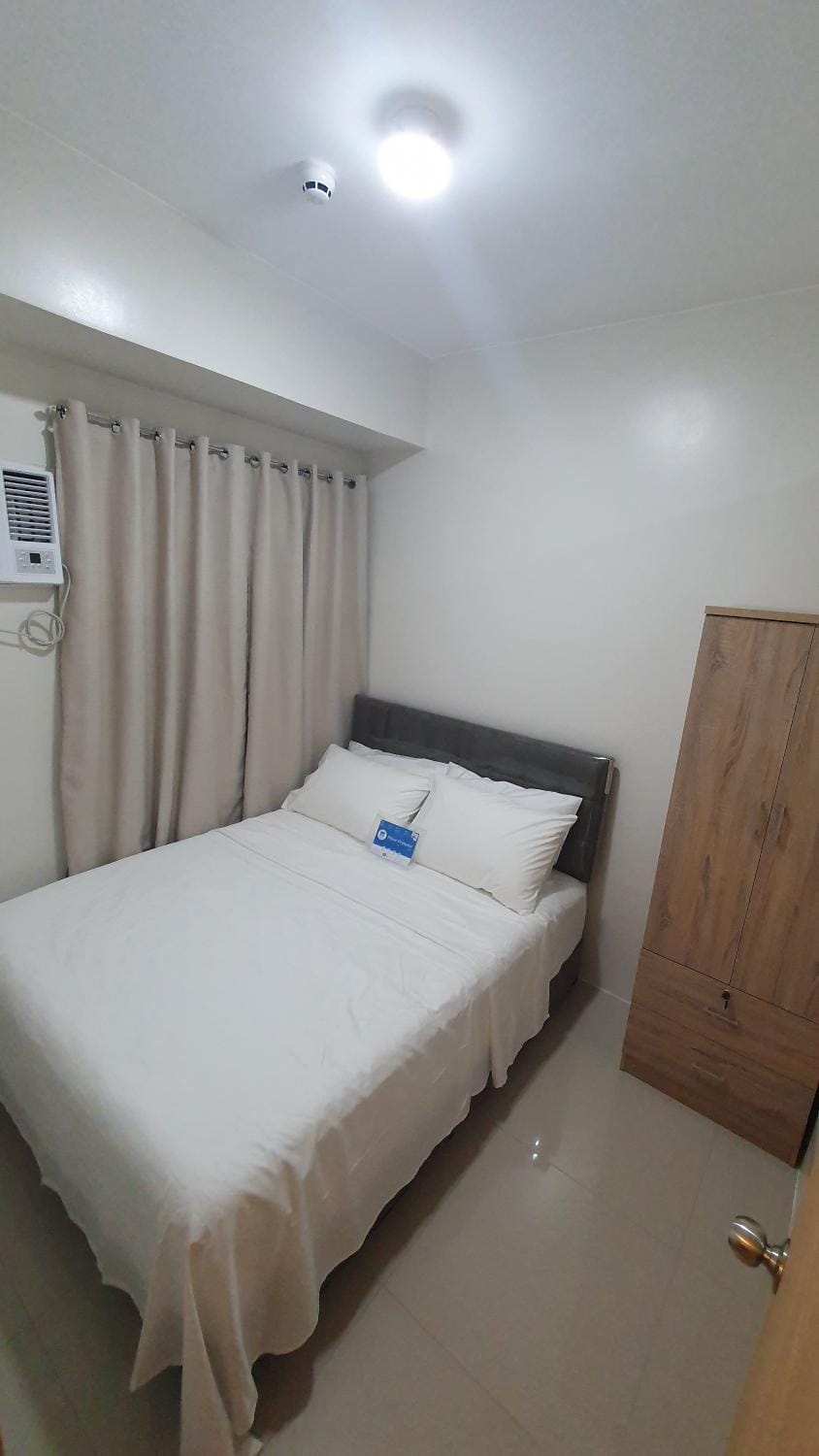 Photo of the whole room, Bedroom, air conditioner