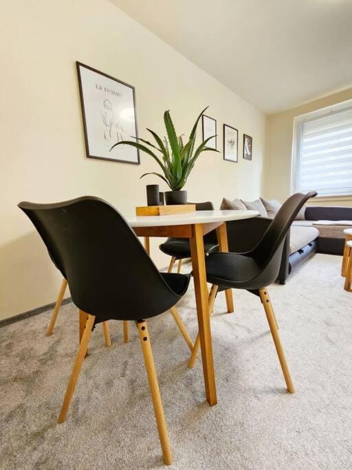 Seating area, Dining area