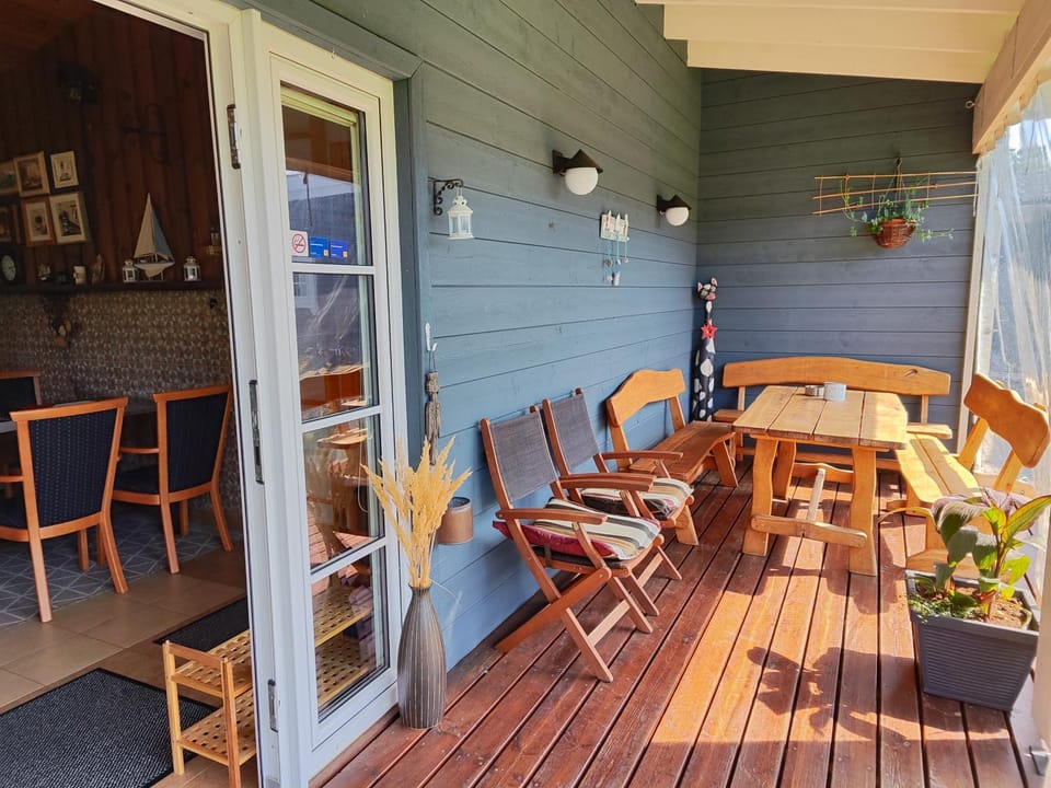 Property building, BBQ facilities, Balcony/Terrace, furniture