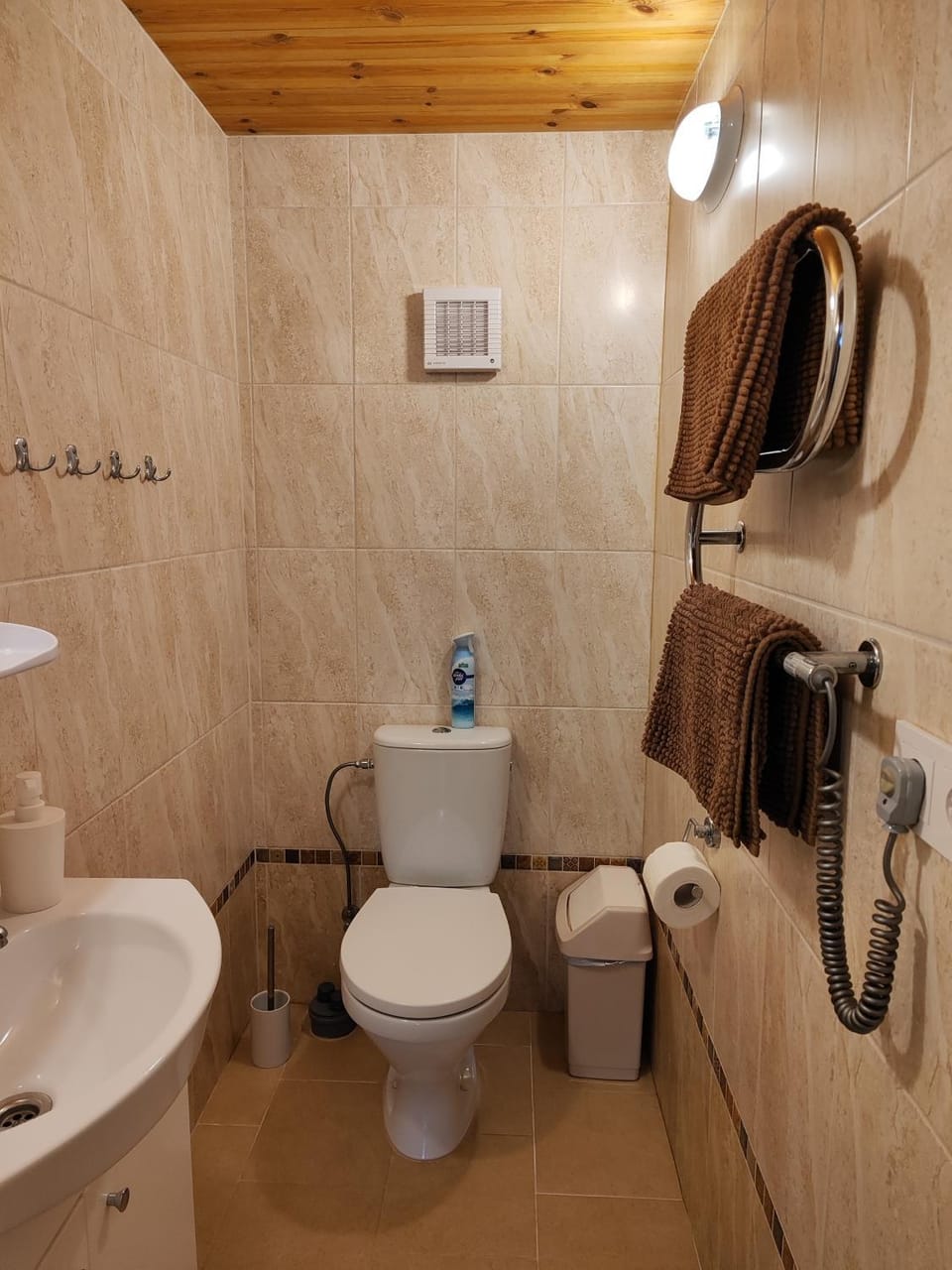 Toilet, Property building, towels