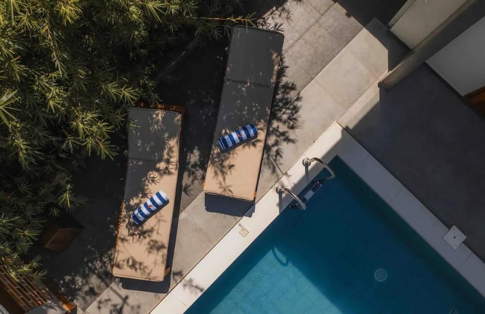 Swimming pool, sunbed