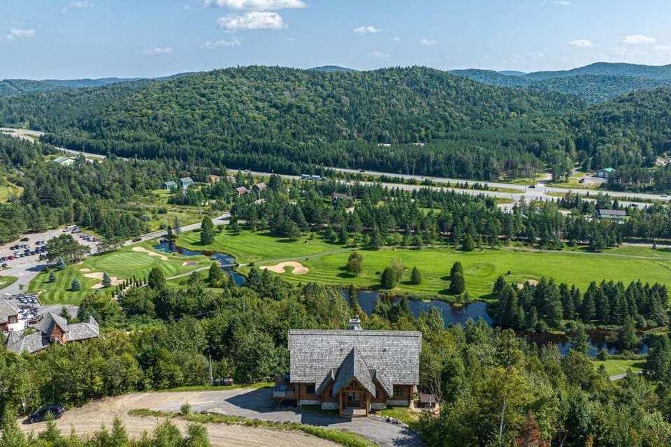 Eagle's Nest House in Sainte-Agathe-des-Monts