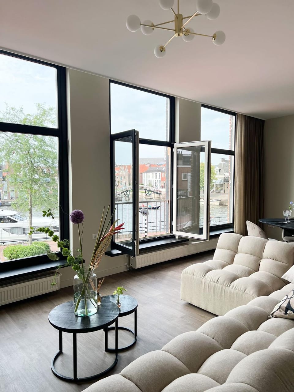 View (from property/room), Living room, Seating area, City view, Lake view, Street view