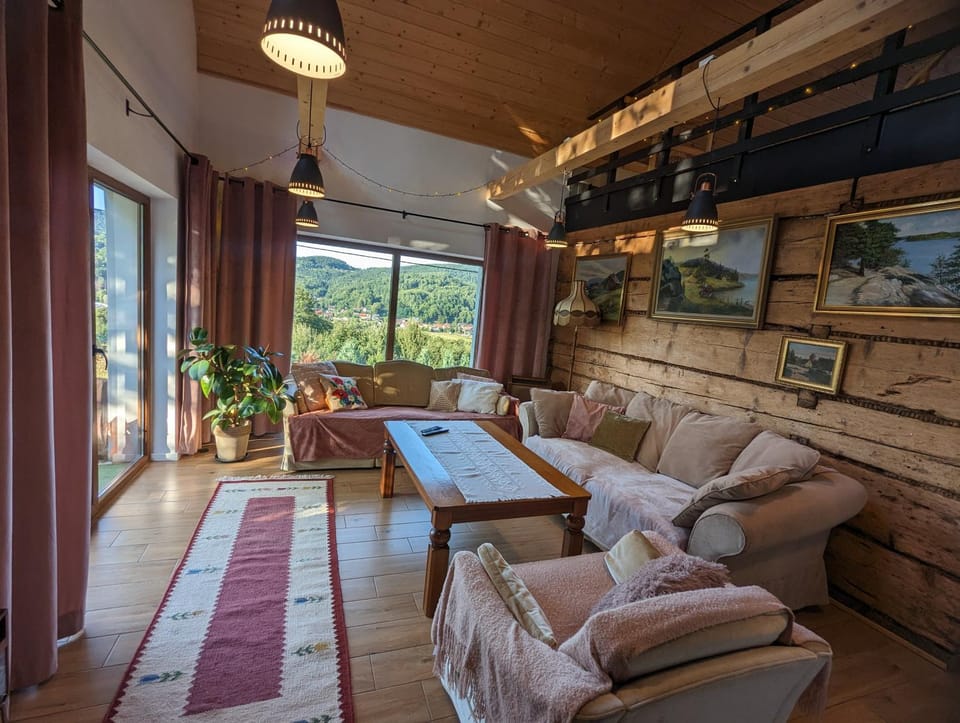 Communal lounge/ TV room, Natural landscape, TV and multimedia, Living room, Seating area, Garden view, Mountain view