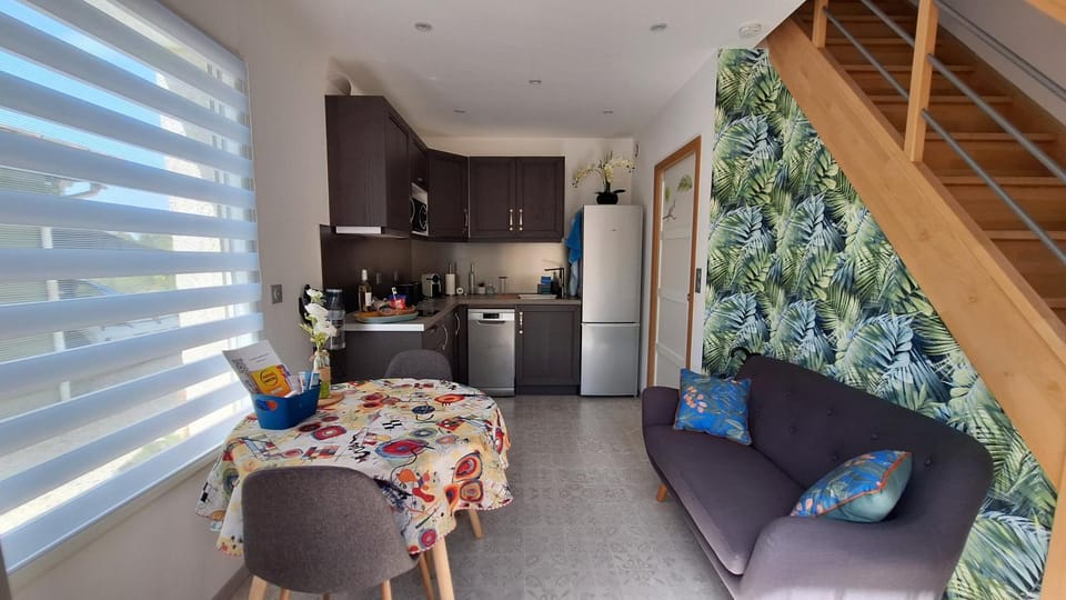 Kitchen or kitchenette, Seating area, Dining area