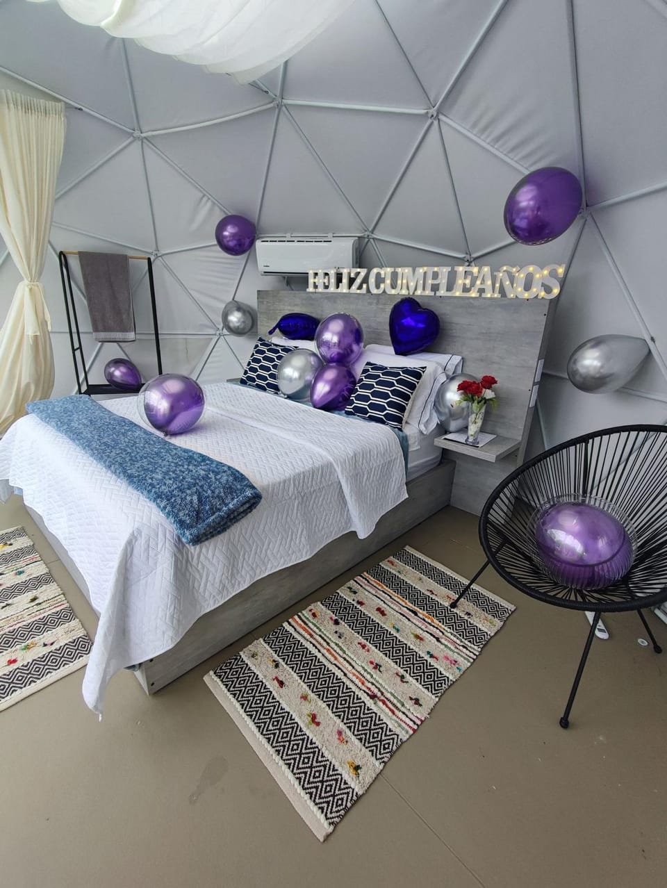 Photo of the whole room, Decorative detail