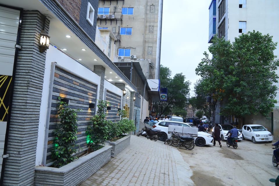 Roomi Rezidor Guest House Bed and Breakfast in Karachi