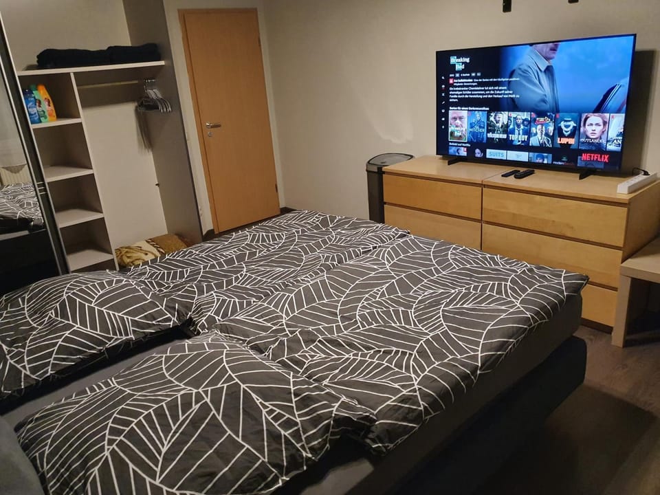 Bed, TV and multimedia, Photo of the whole room, Bedroom