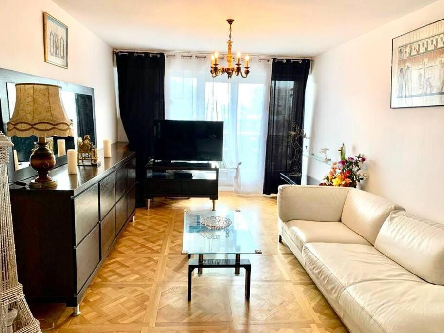 Communal lounge/ TV room, TV and multimedia, Living room, Seating area, Evening entertainment