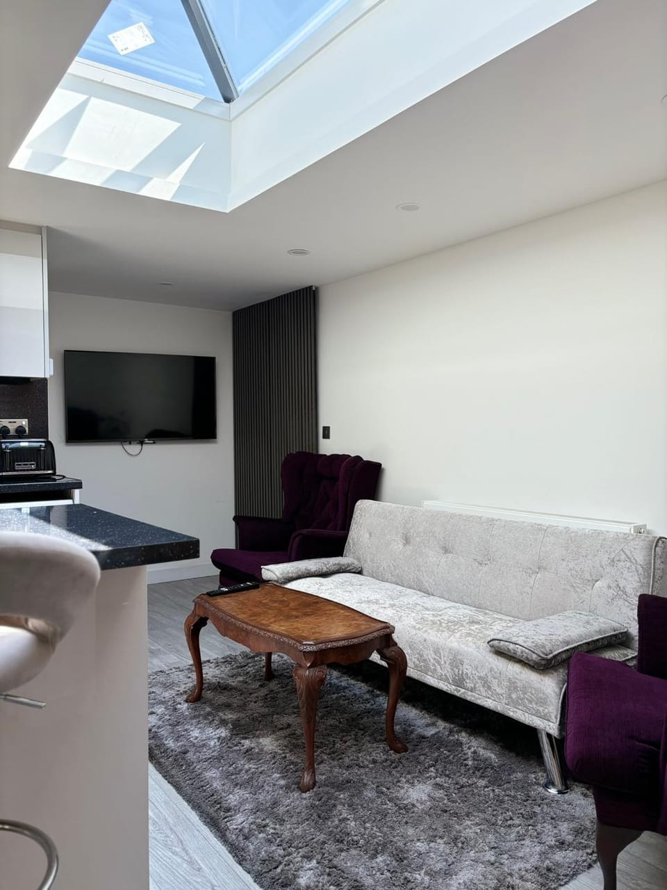 CozyNest 2BR Modern Property with Parking House in Wycombe District