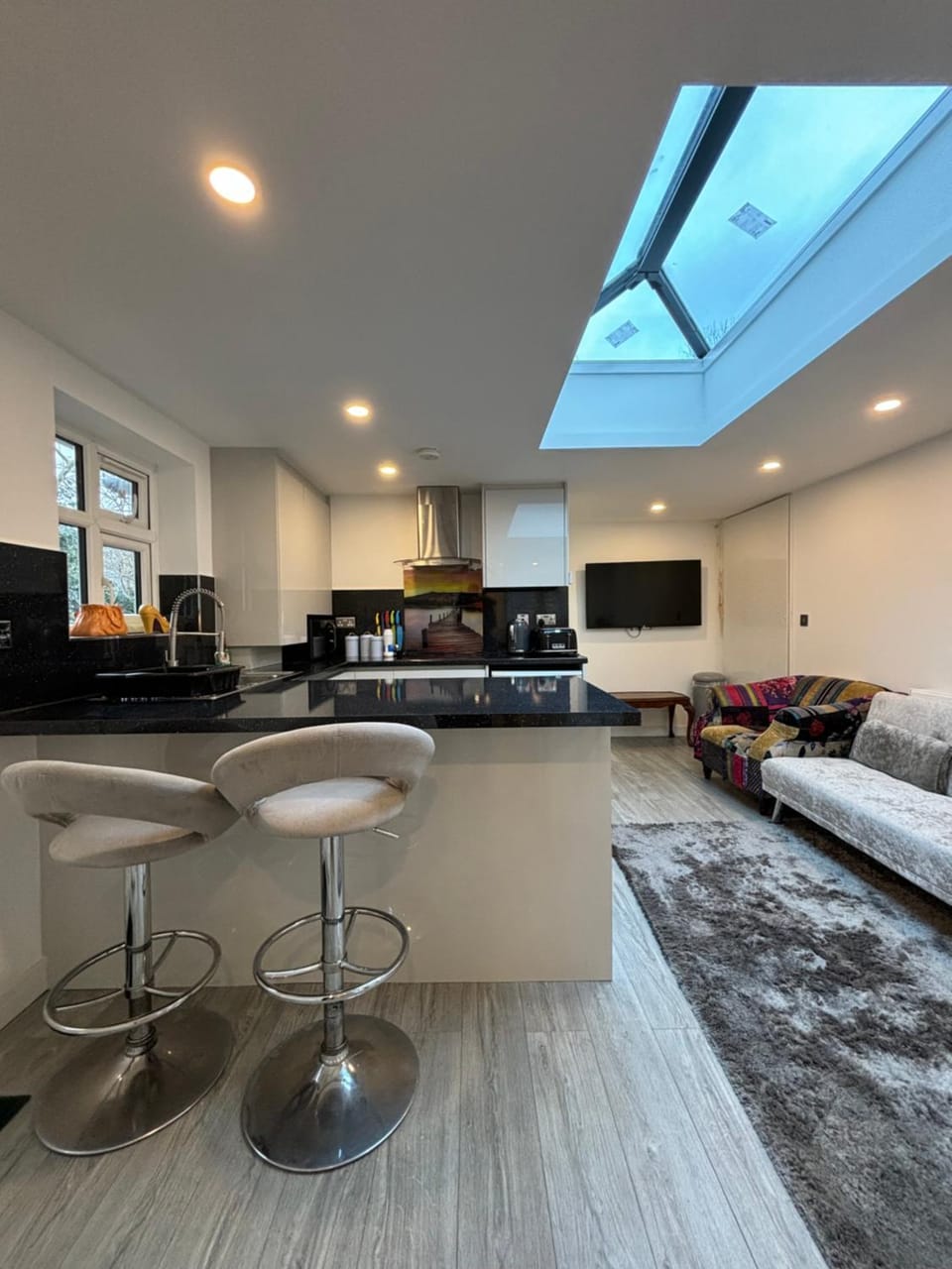 CozyNest 2BR Modern Property with Parking House in Wycombe District