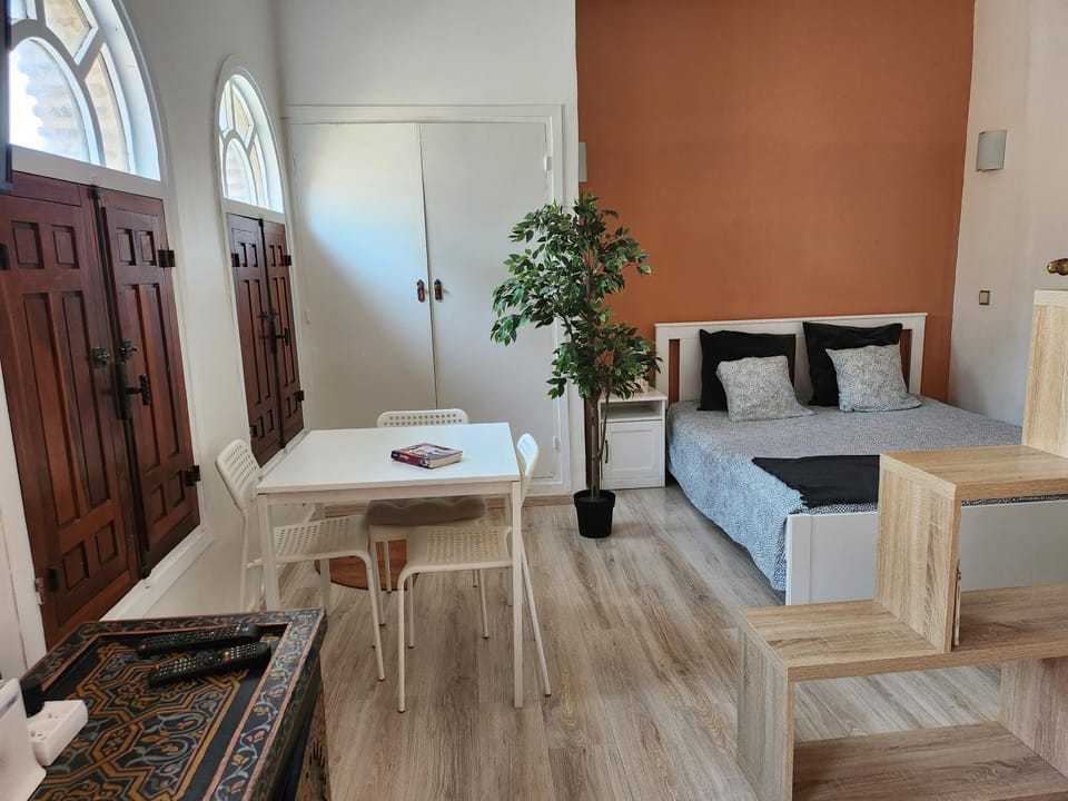 Bed, Photo of the whole room, Dining area, Bedroom