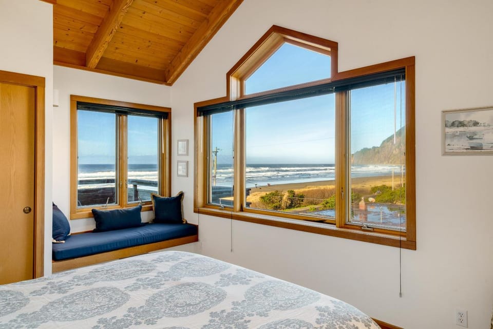 Above the Beach MCA#652A House in Manzanita