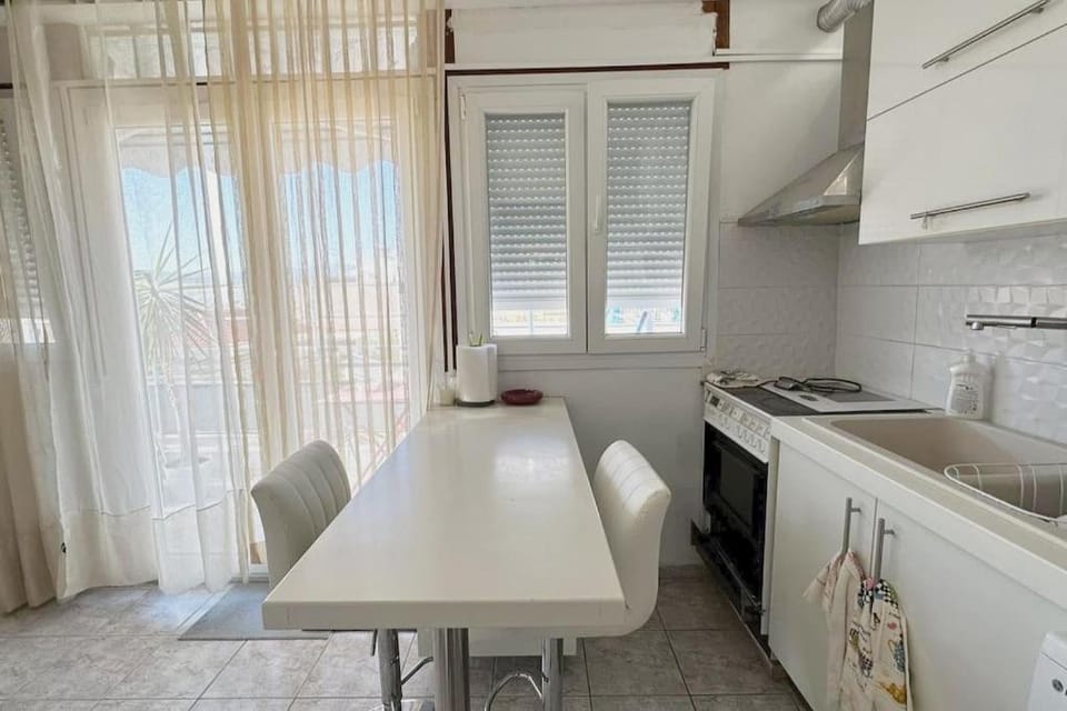 Kitchen or kitchenette, Dining area, minibar, pet friendly, stove