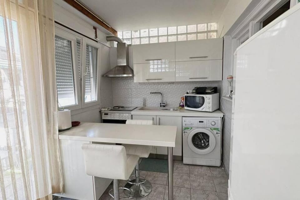 Kitchen or kitchenette, pet friendly, stove, toaster, washing machine