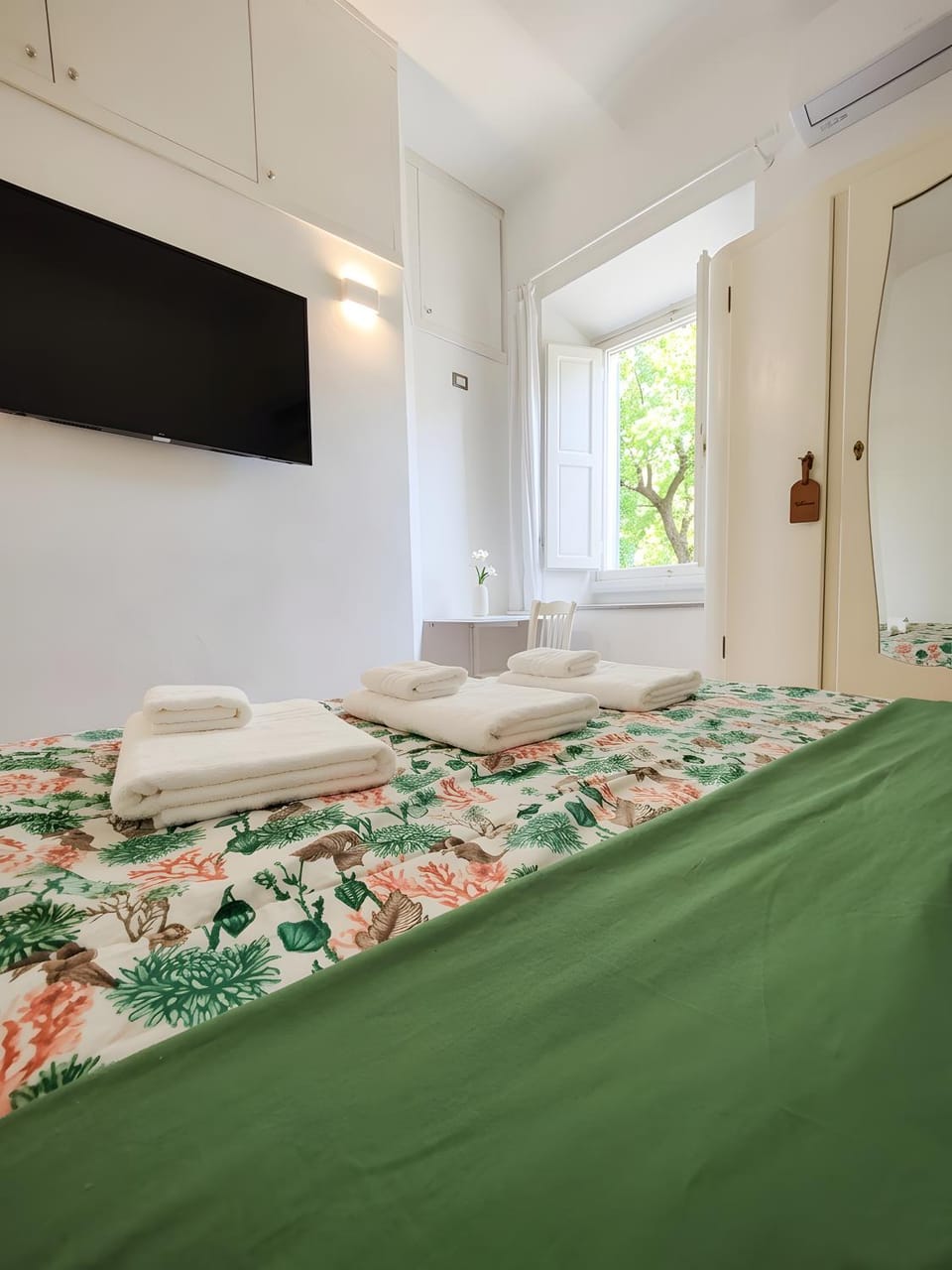 Bed, TV and multimedia, Photo of the whole room, Bedroom, towels, wardrobe