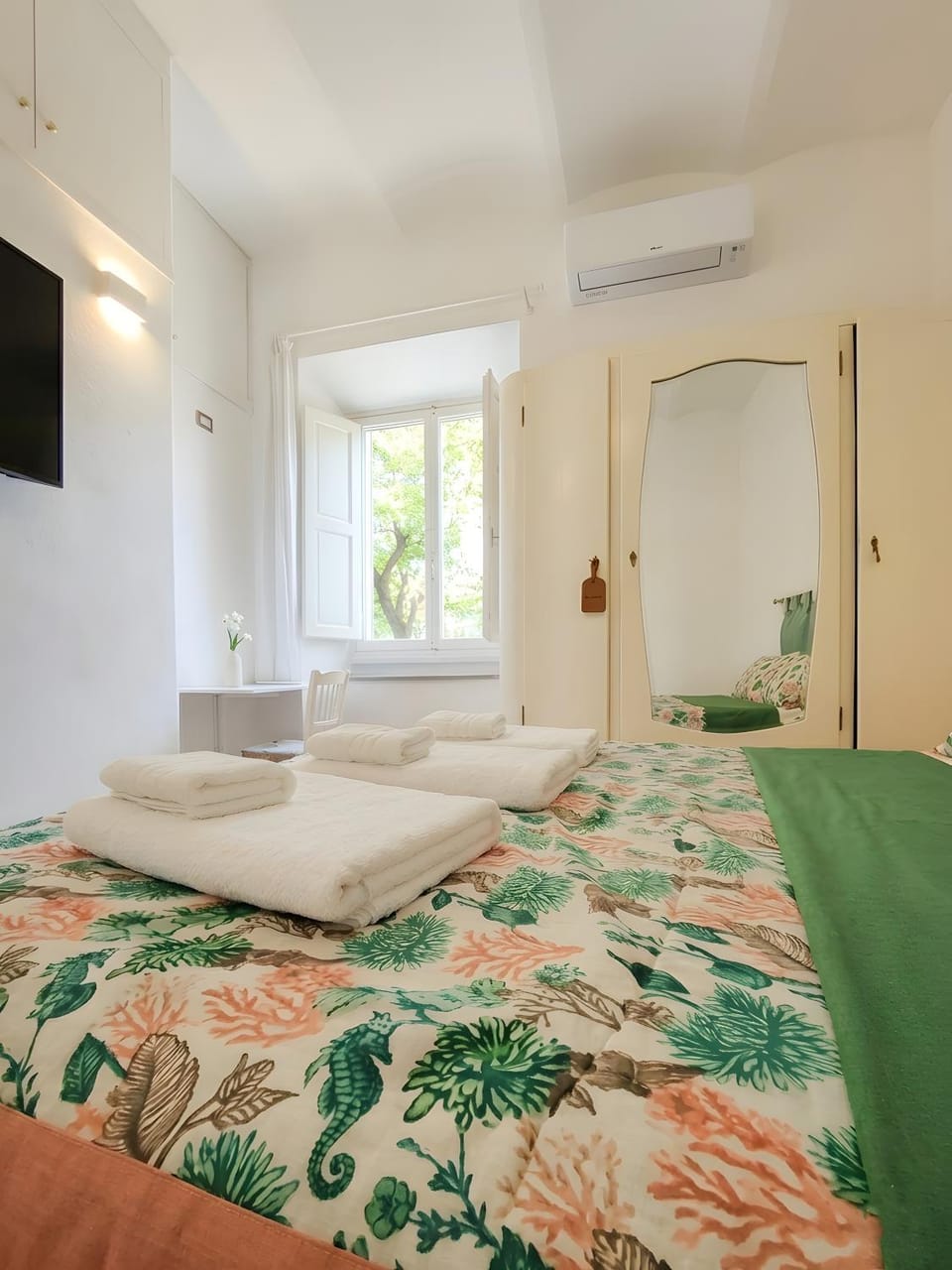 Bed, TV and multimedia, Photo of the whole room, Bedroom, towels, wardrobe, air conditioner