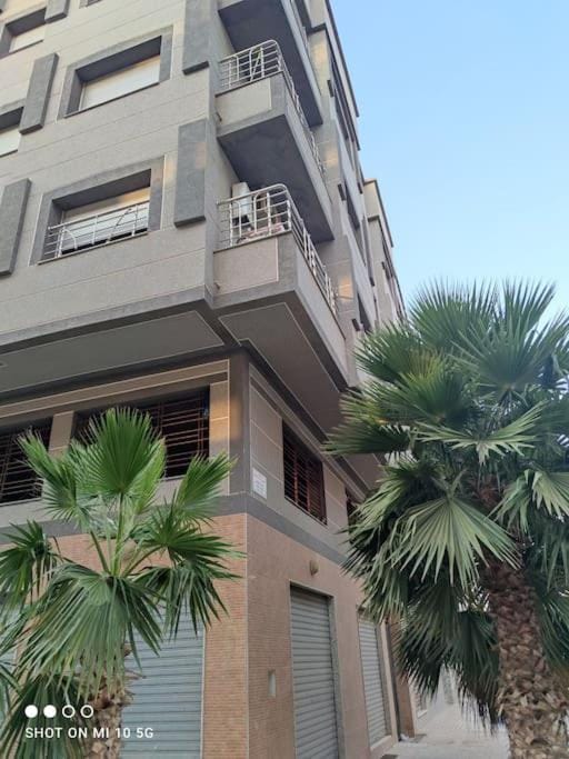 Belle appartement au 1er étage avec climatisation, ascenseur, ADSl, etc à Nador-Neuf Apartment in Morocco