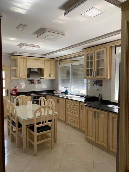 Belle appartement au 1er étage avec climatisation, ascenseur, ADSl, etc à Nador-Neuf Apartment in Morocco