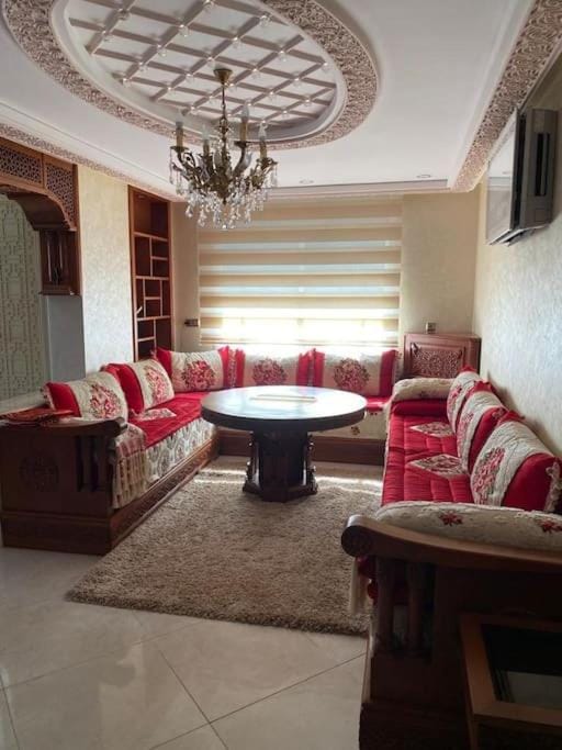 Belle appartement au 1er étage avec climatisation, ascenseur, ADSl, etc à Nador-Neuf Apartment in Morocco