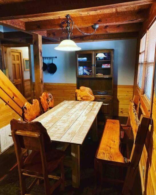 3 Bedroom log cabin with hot tub at Bear Mountain Cabin in Carroll County