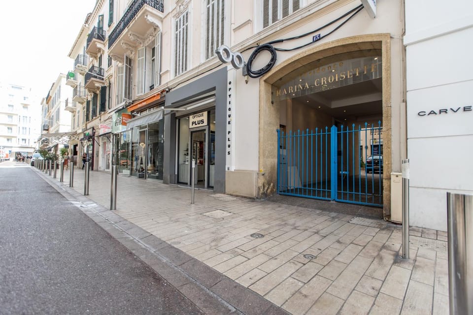Property building, Day, Neighbourhood, Street view, Location