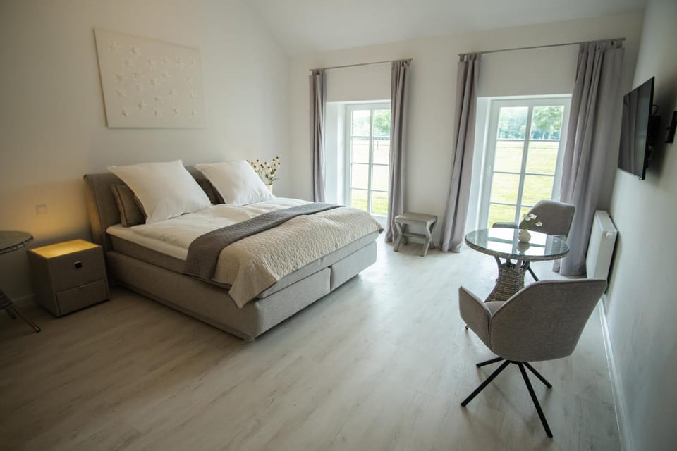 Bed, TV and multimedia, Living room, Photo of the whole room, Seating area, Bedroom, hair dresser