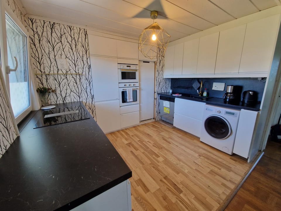 Villa med egen parkering. Möjlighet att boka från 1 och upp till 5 personer. Villa in Sweden