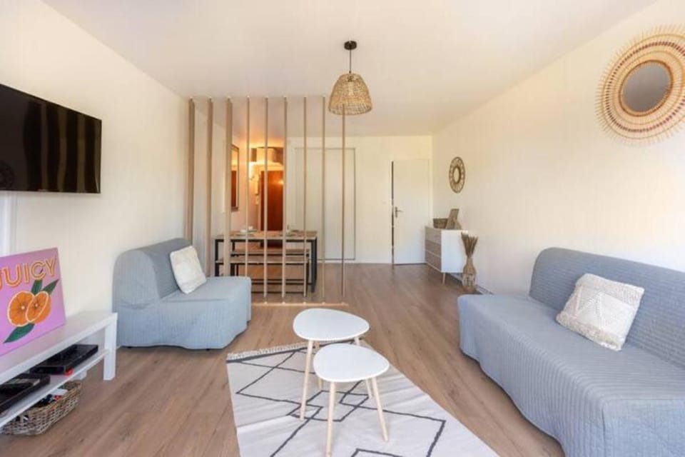 Studio avec terrasse privée Parking gratuit Tram direct centre-ville Apartment in Bordeaux