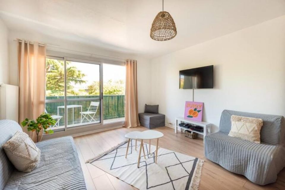 Studio avec terrasse privée Parking gratuit Tram direct centre-ville Apartment in Bordeaux