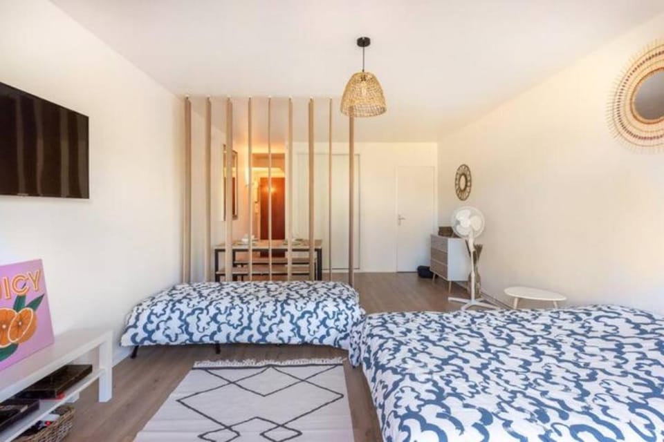 Studio avec terrasse privée Parking gratuit Tram direct centre-ville Apartment in Bordeaux