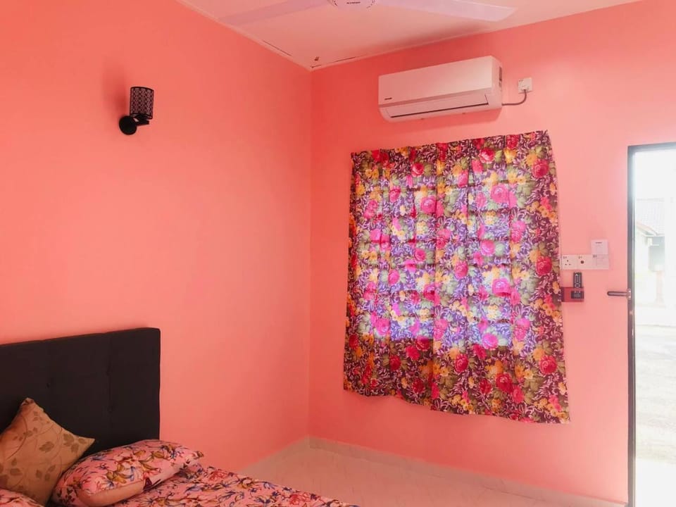 Bed, Photo of the whole room, Bedroom, air conditioner