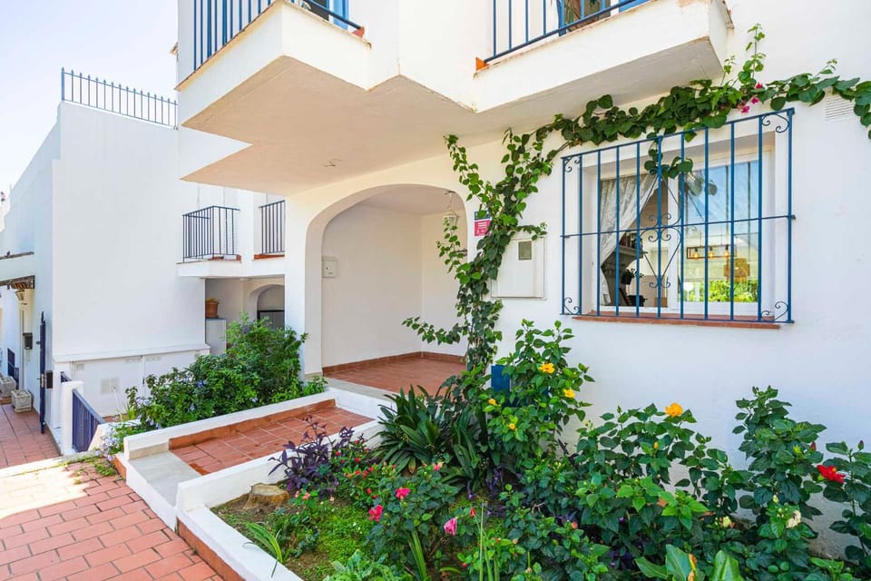 Property building, Spring, Day, Garden, Garden view