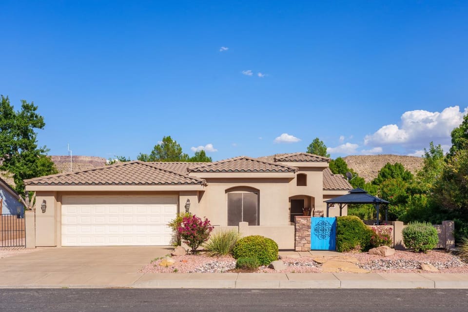 A super variety of games, golf carts, & unique decor near Zion National Park! House in La Verkin