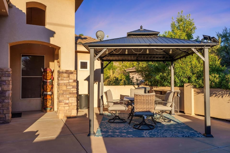 A super variety of games, golf carts, & unique decor near Zion National Park! House in La Verkin