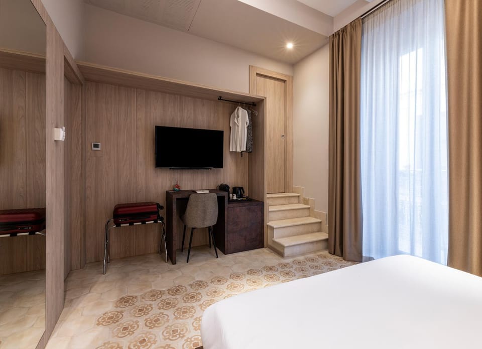 TV and multimedia, Photo of the whole room, Bedroom