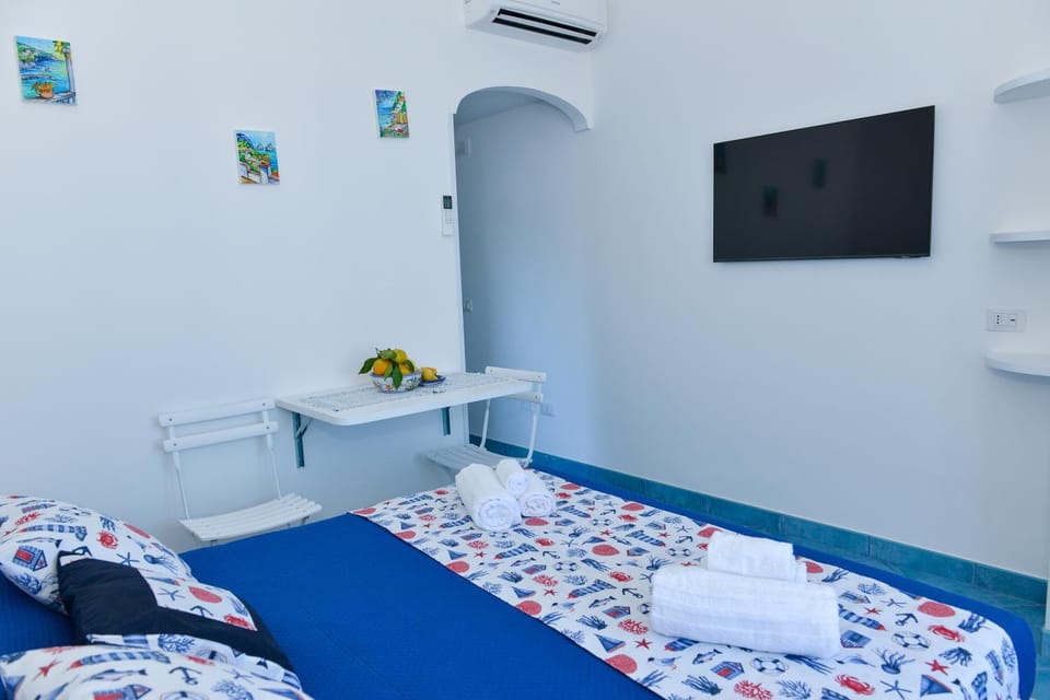 Bed, TV and multimedia, Photo of the whole room, Bedroom