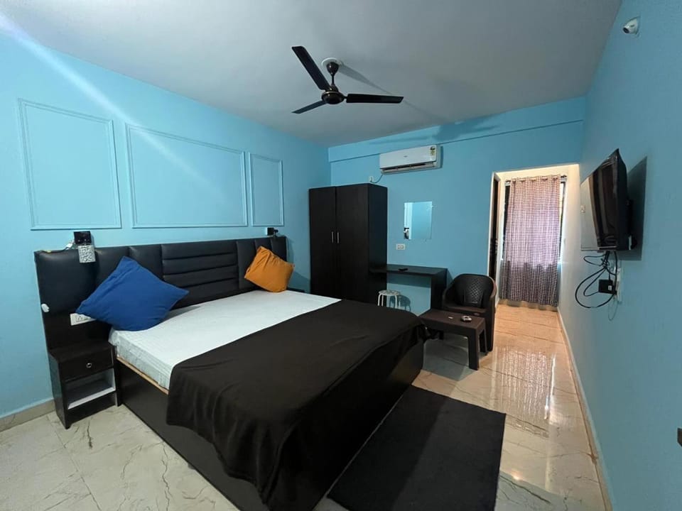 Bed, TV and multimedia, Photo of the whole room