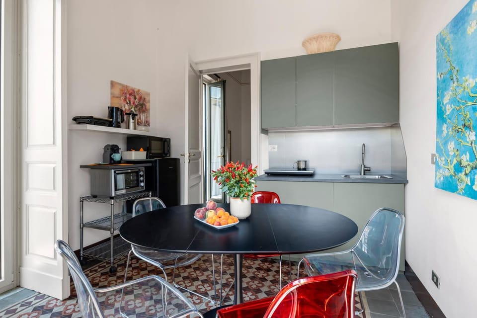 Kitchen or kitchenette, Dining area