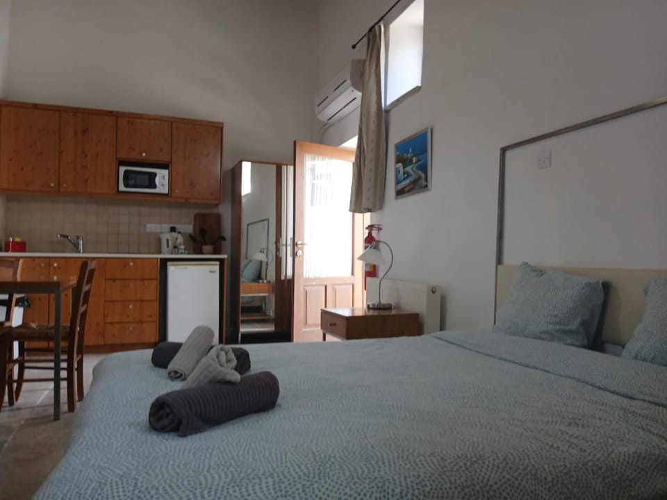 Bed, Kitchen or kitchenette, Bedroom