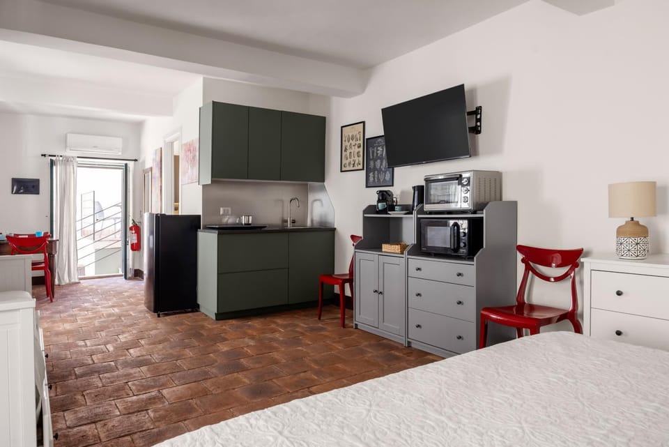 TV and multimedia, Kitchen or kitchenette, Photo of the whole room, stove