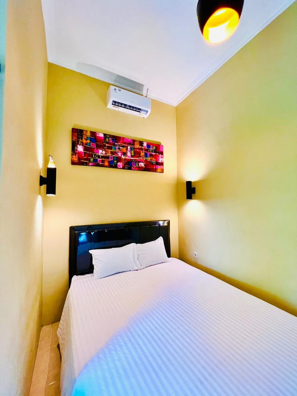 Bed, Photo of the whole room, Bedroom, air conditioner