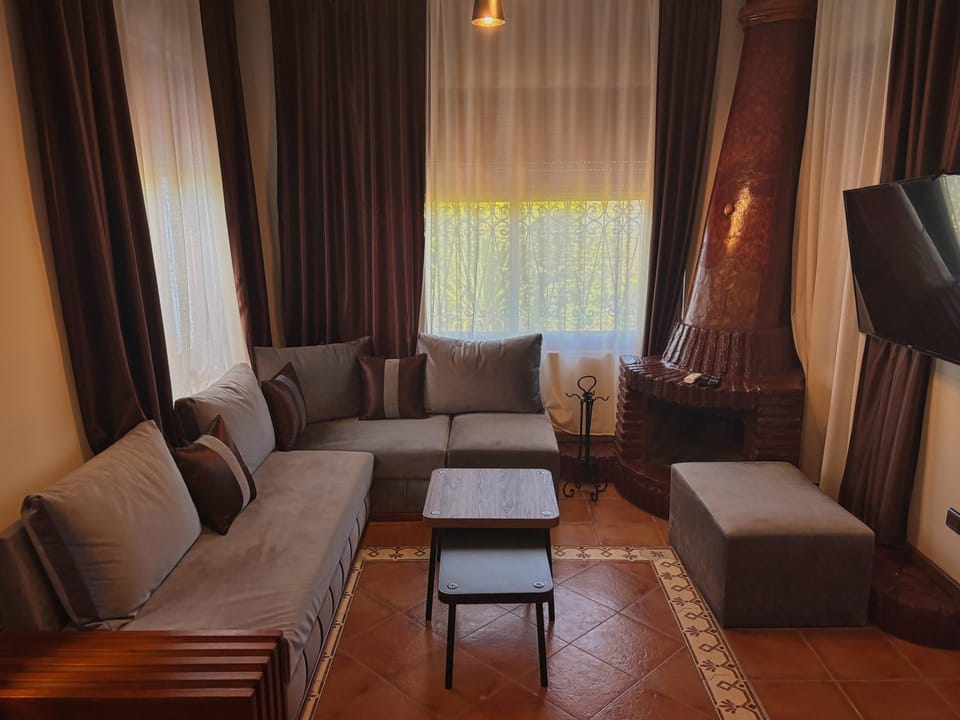 Communal lounge/ TV room, TV and multimedia, Living room, Seating area, Evening entertainment